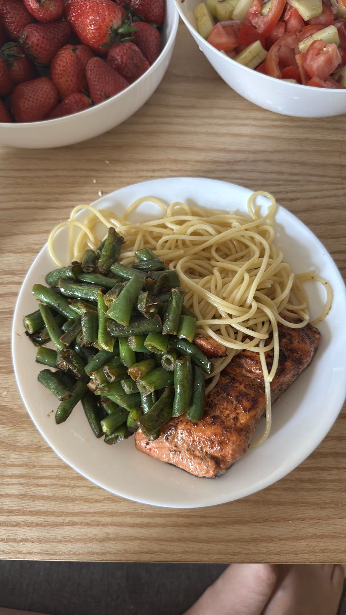 Лосось с фасолью и пастой