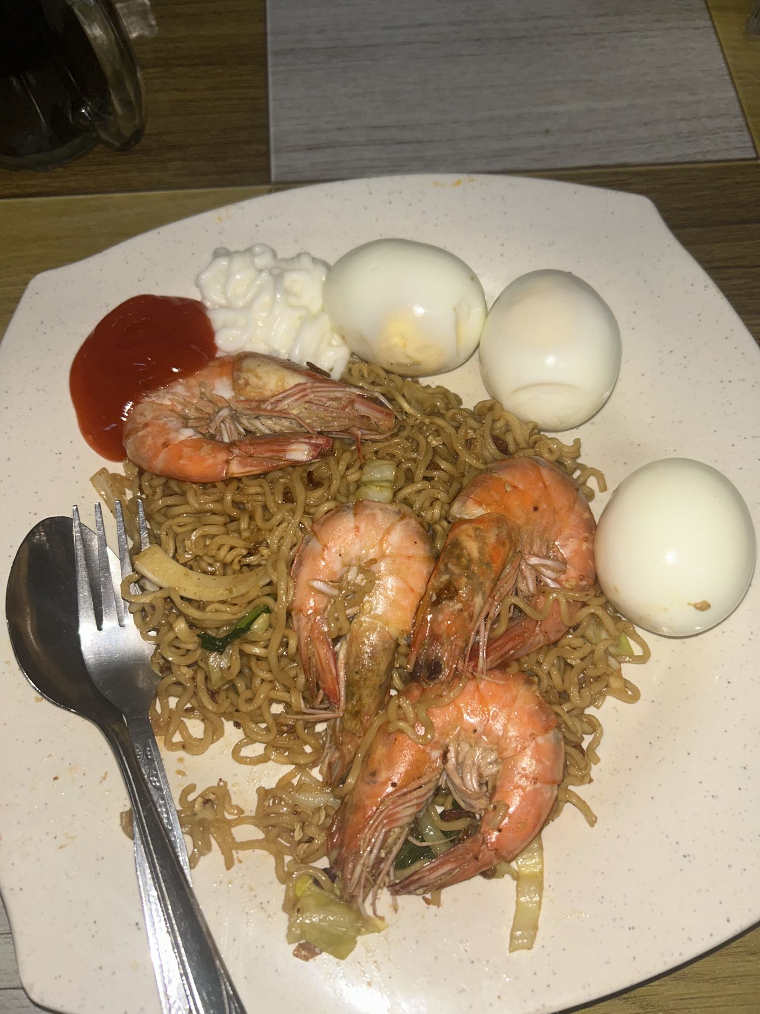 Mie udang dan telur rebus