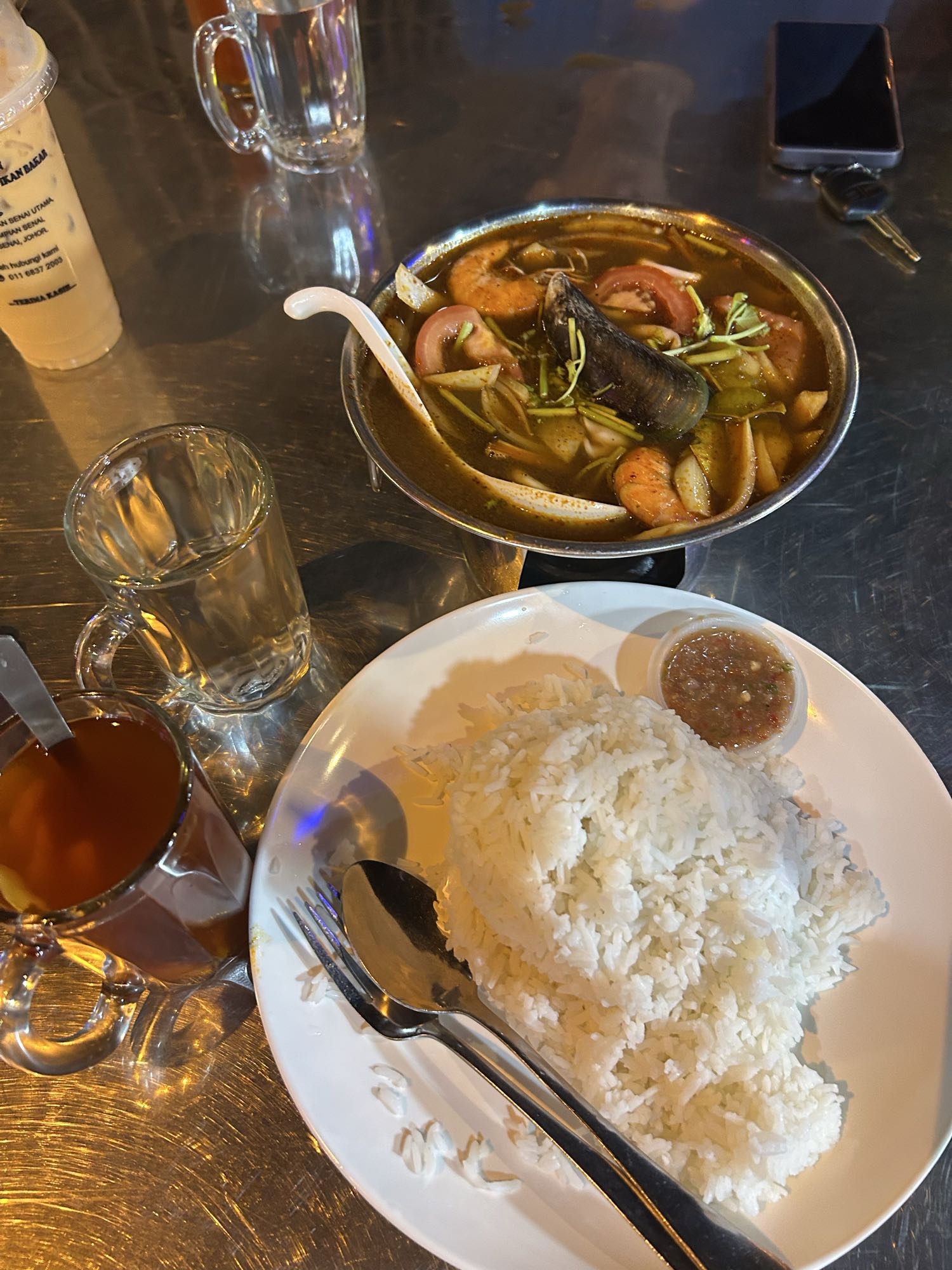 Sup seafood dan nasi putih