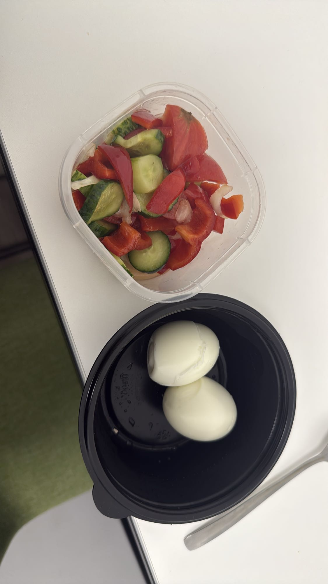 Яйца с овощным салатом