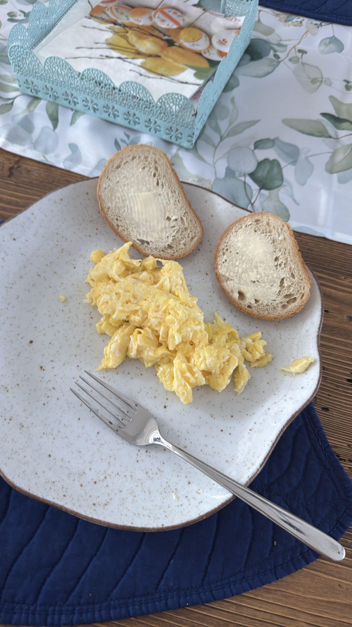 Scrambled eggs and bread