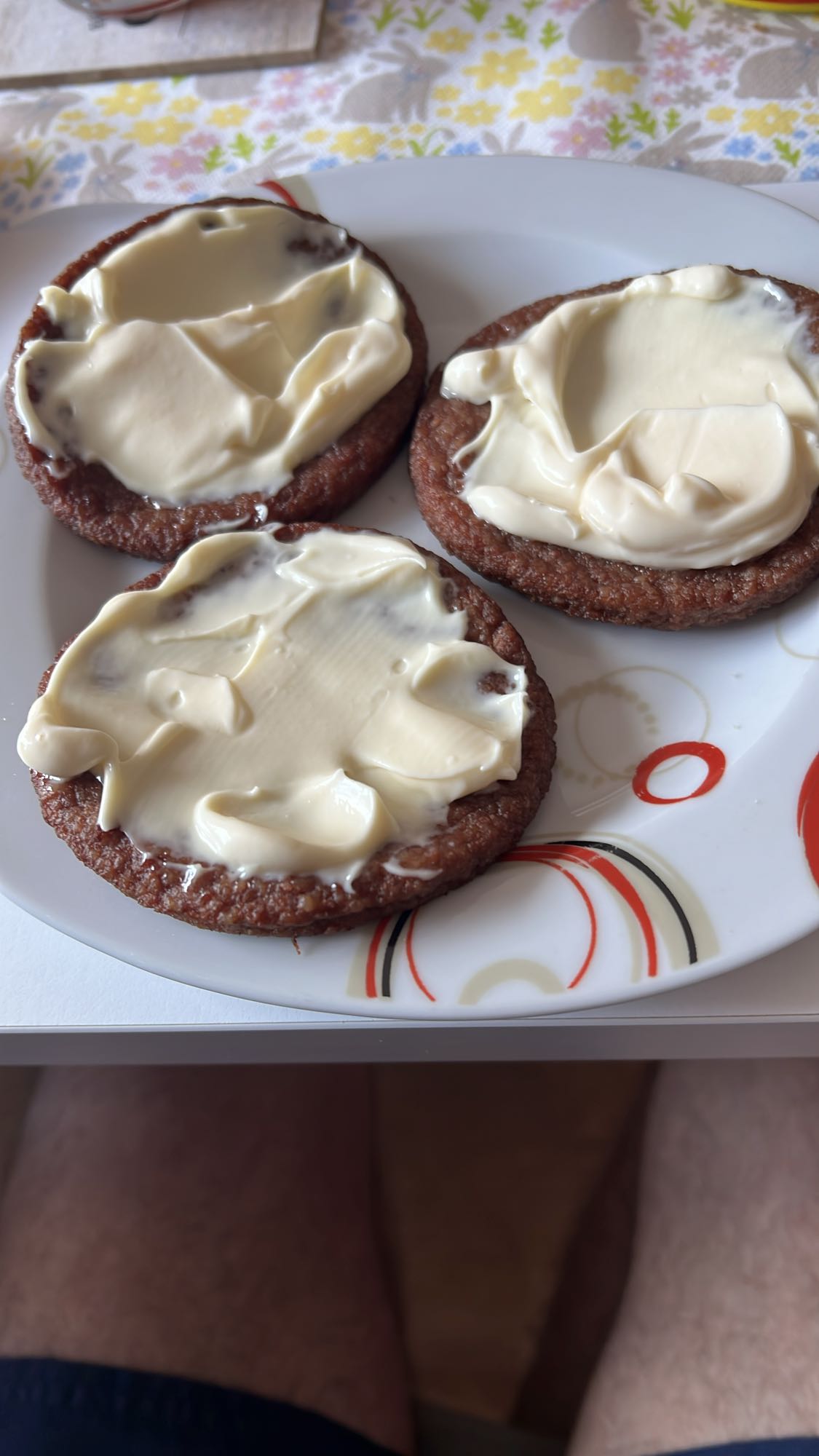 Trzy kotlety wołowe z majonezem