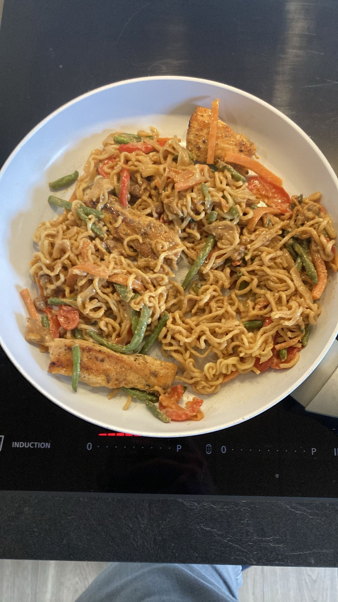 Noodles met kip en groenten