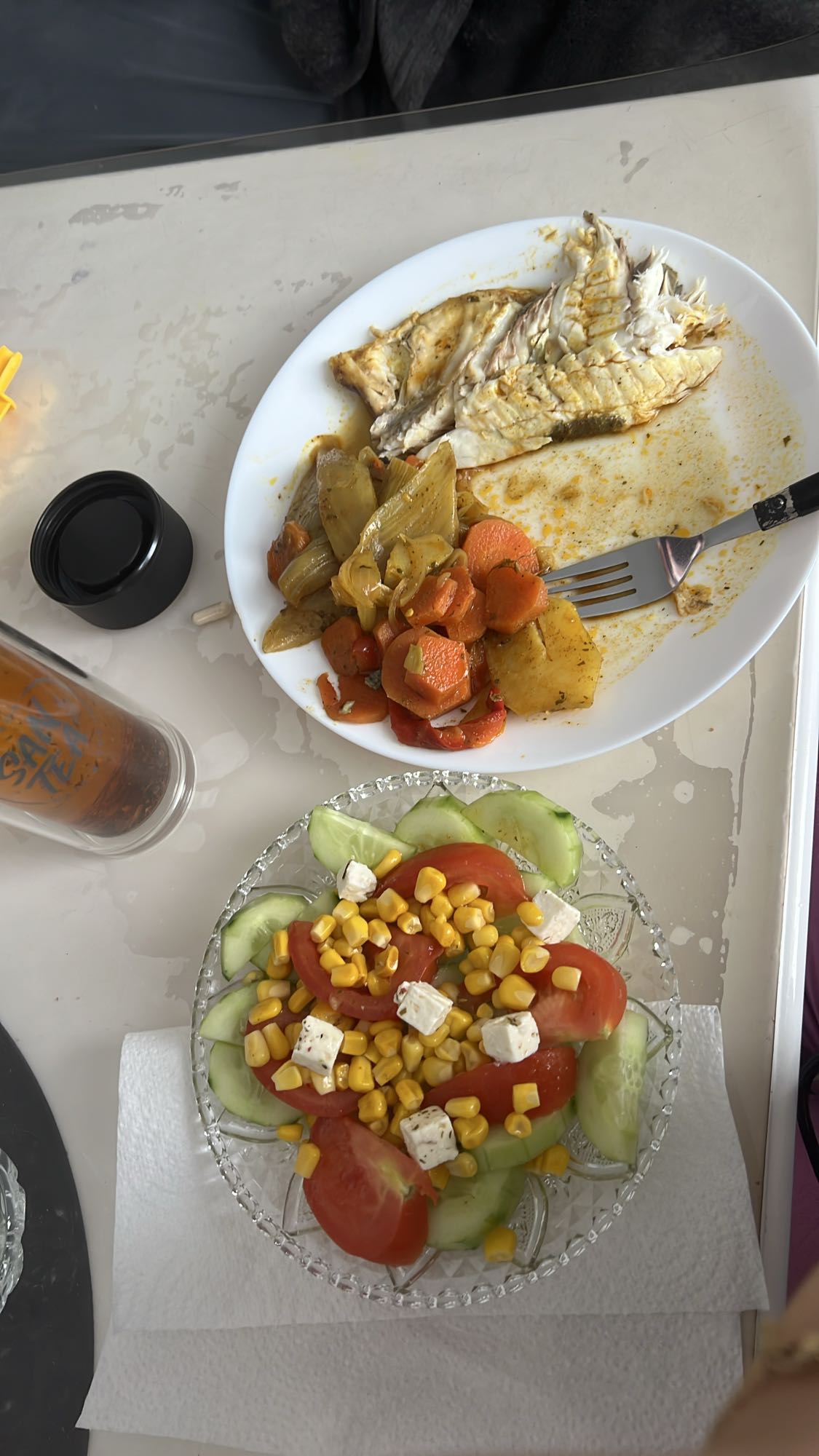 Poisson et salade mixte