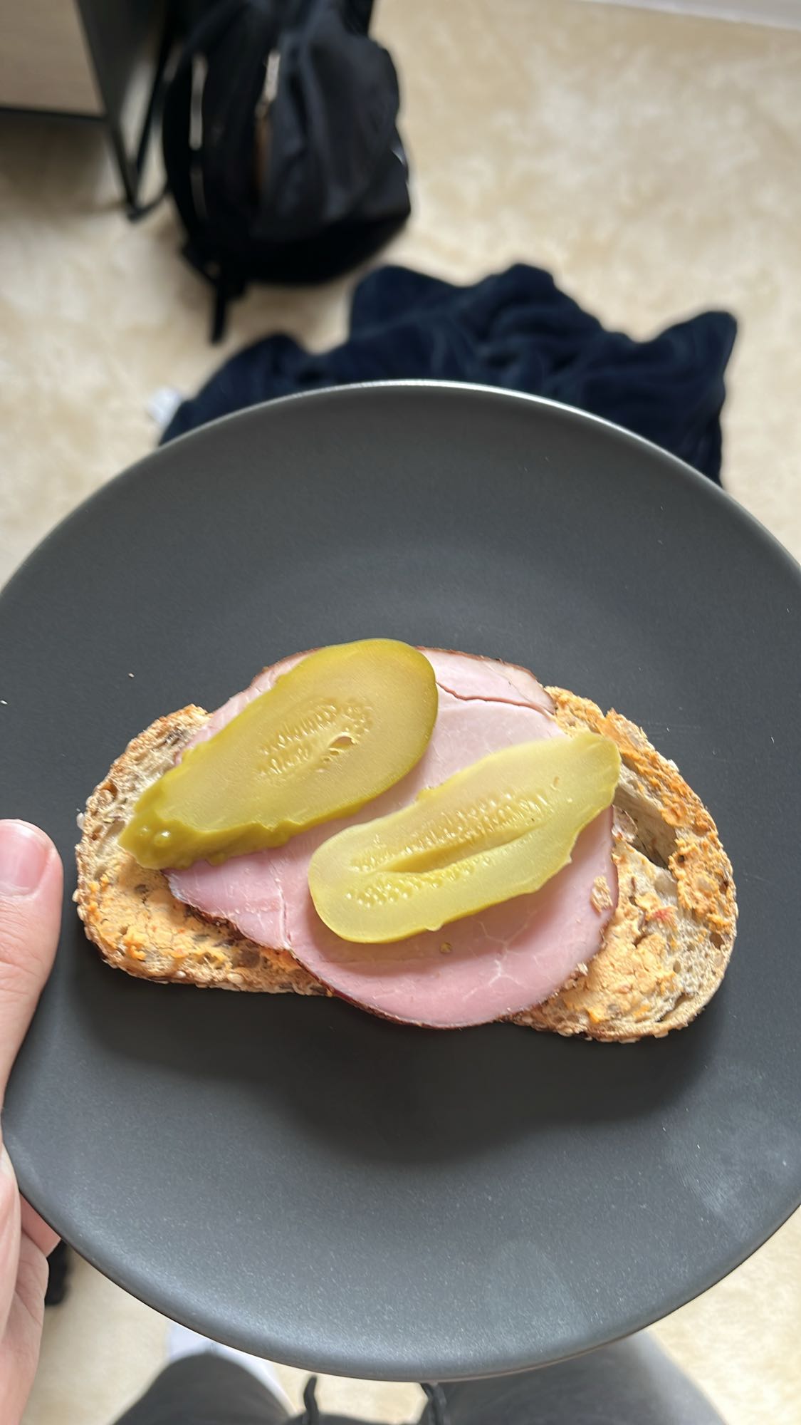 Kanapka z szynką, ogórkiem i serkiem almette