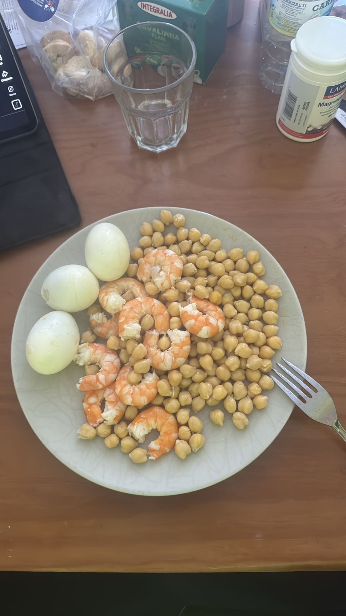 Huevos, garbanzos y camarones