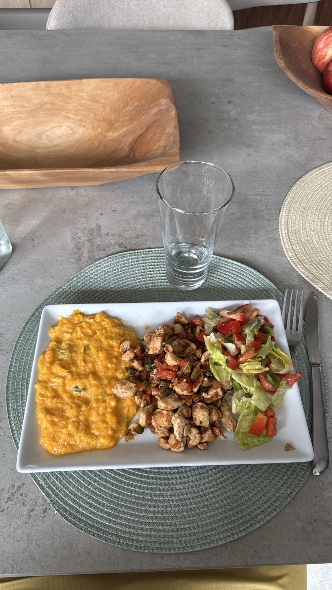 Pollo con puré y ensalada