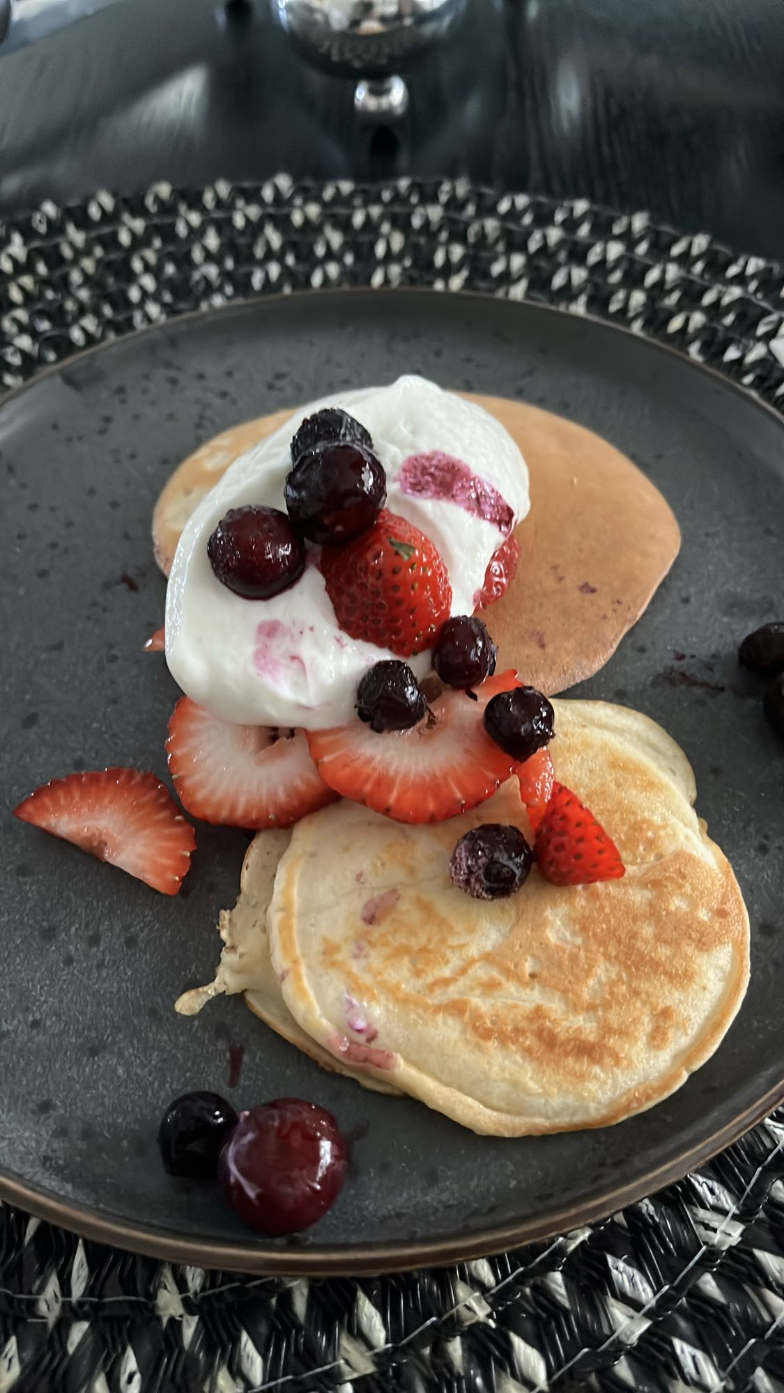 Proteinpannkakor med vaniljkvarg och bär