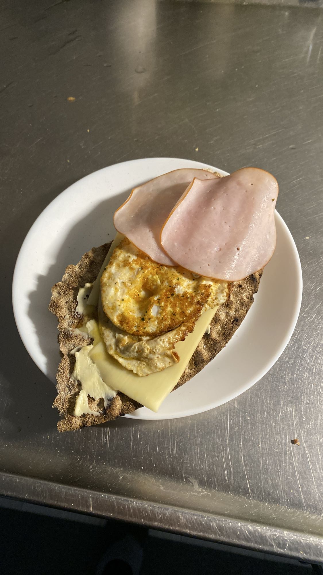 Knäckebröd med kalkonskinka och stekt ägg
