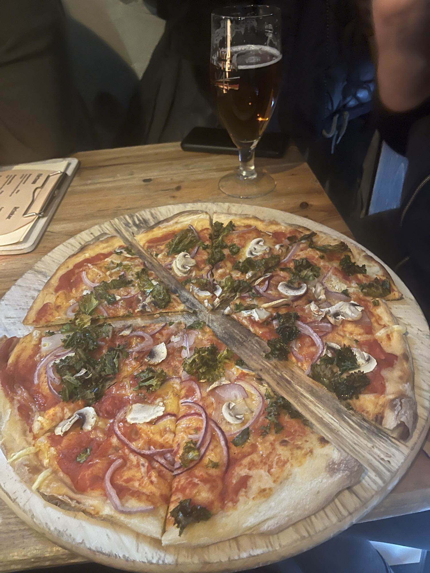 Grönsakspizza med öl