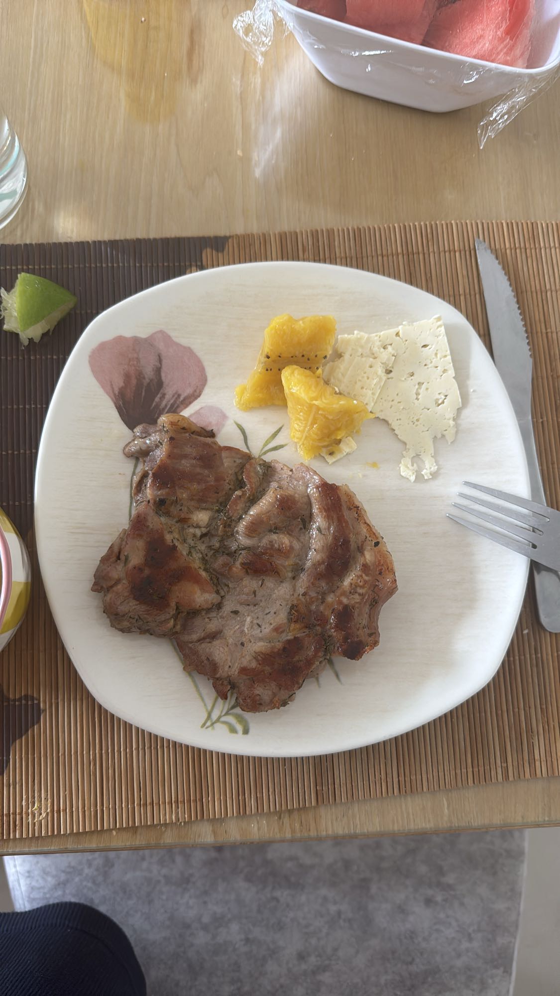 Carne con queso y fruta