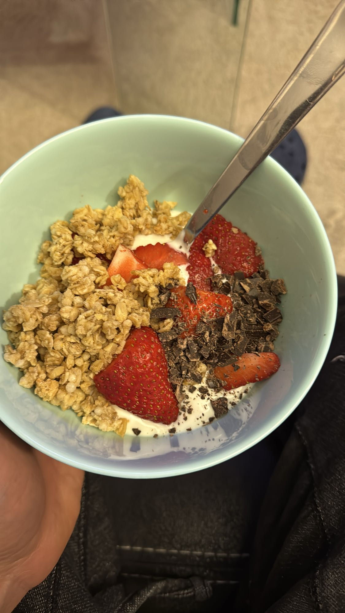 Yogur con frutas, chocolate 80% y granola 0 azúcar