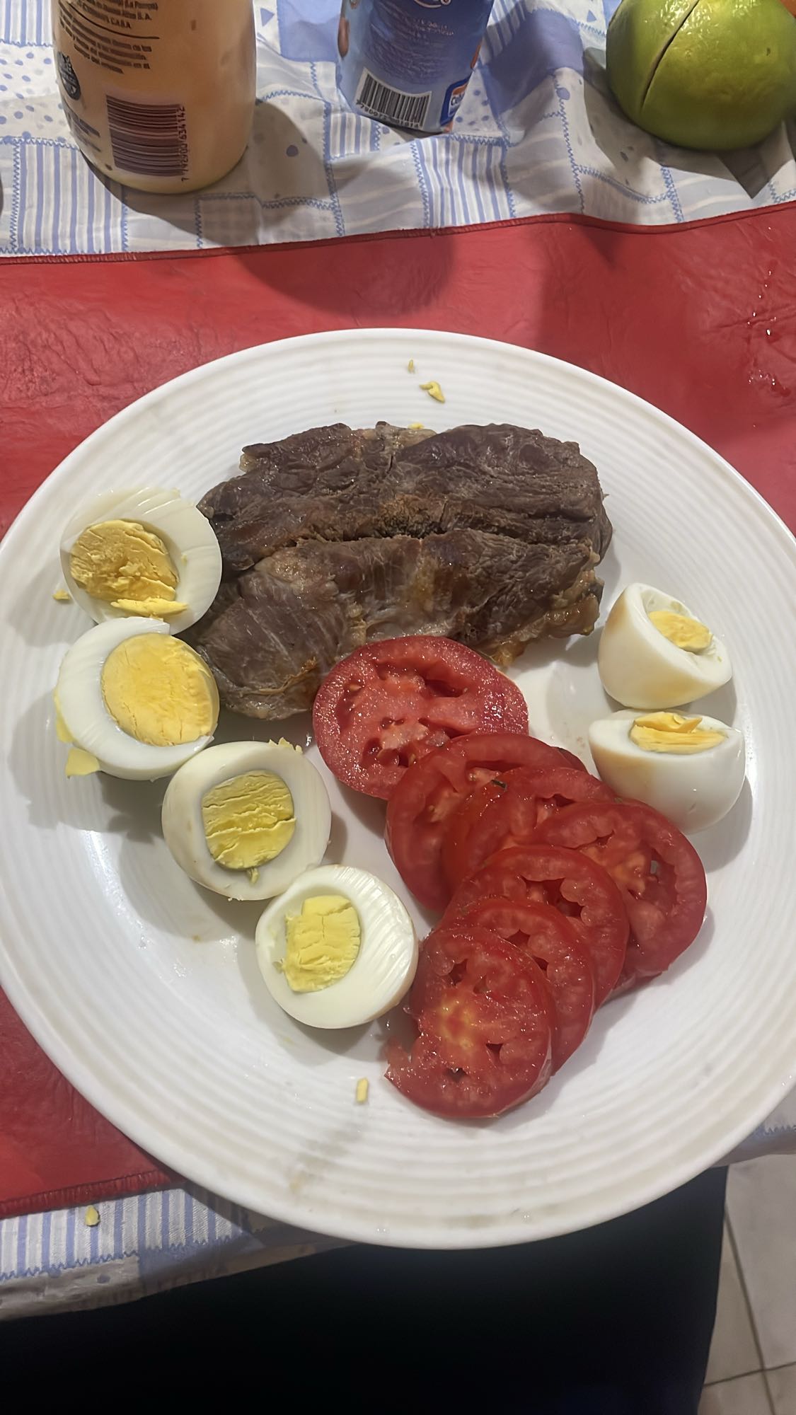 Carne con huevo y tomate