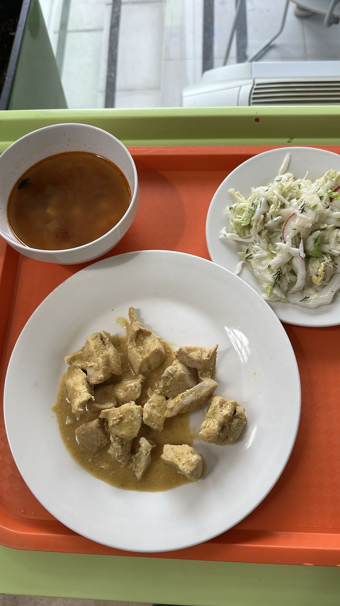 Курица с супом и салатом