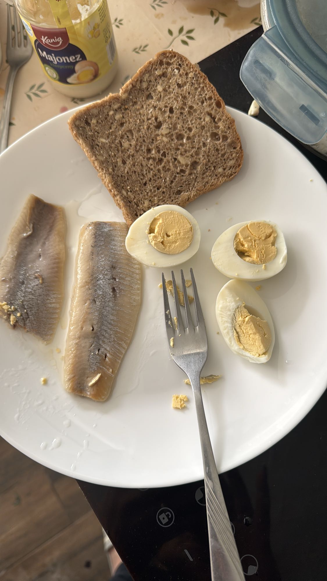 Śledź z jajkiem i chlebem