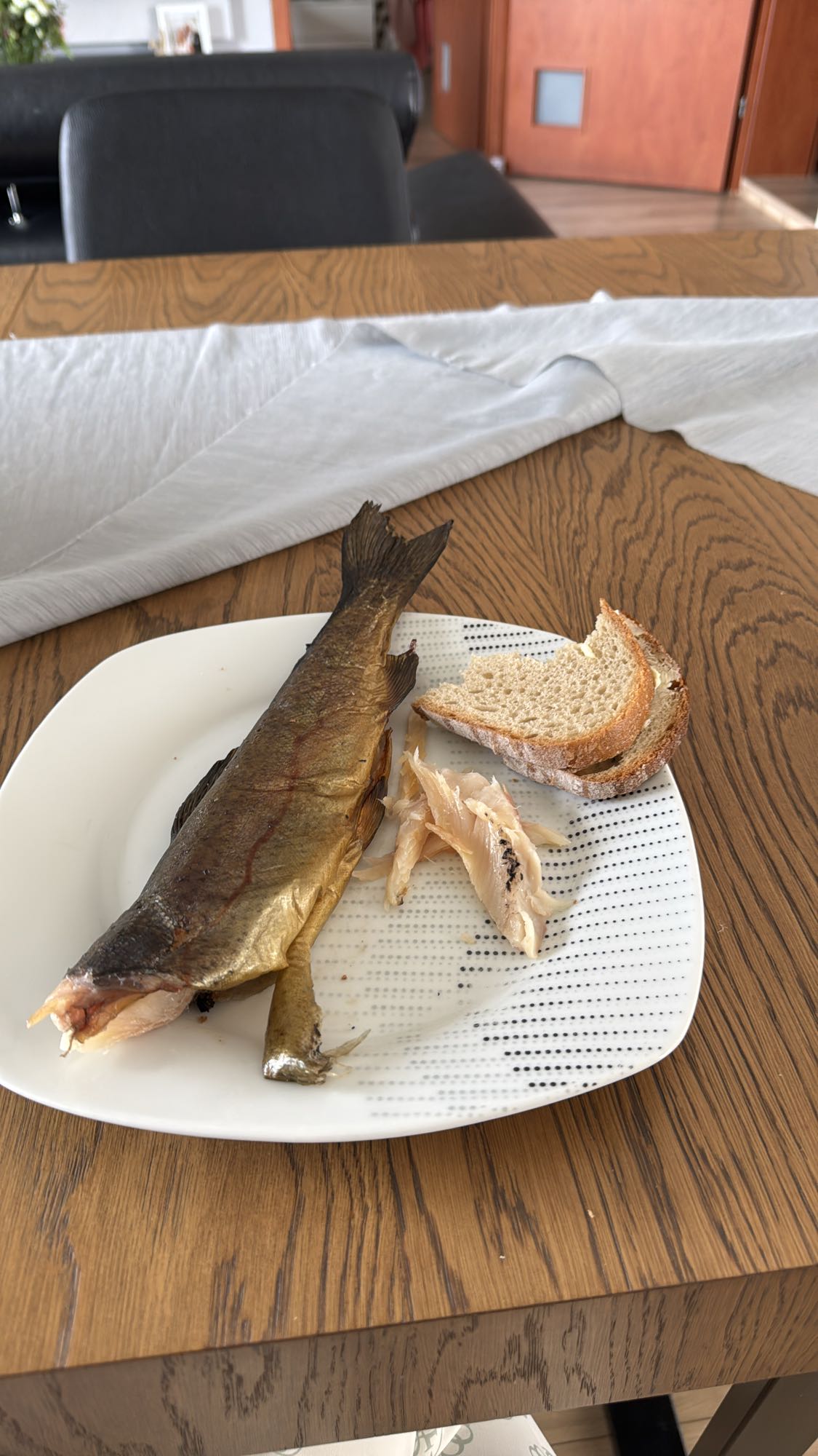 Wędzona ryba z chlebem