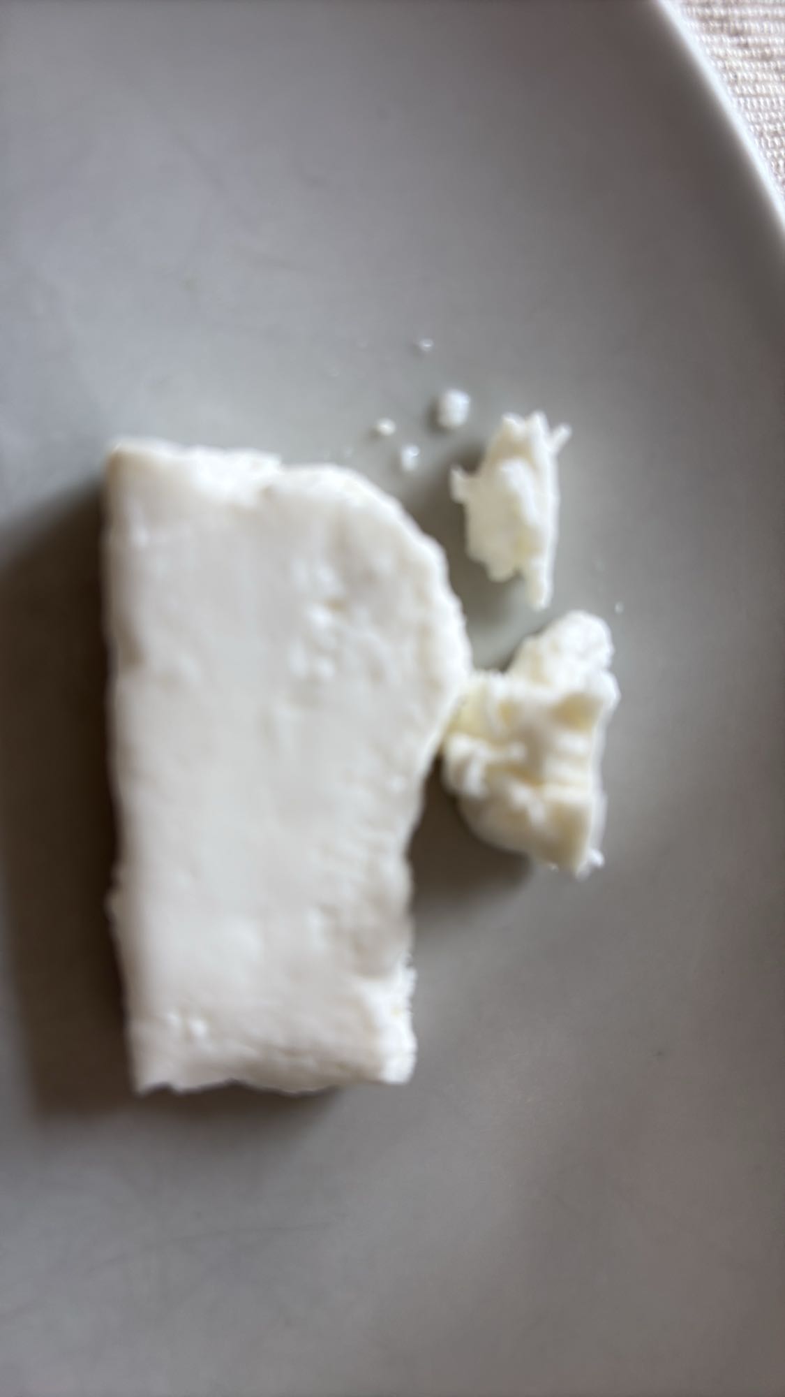 Färsk vit ostbit
