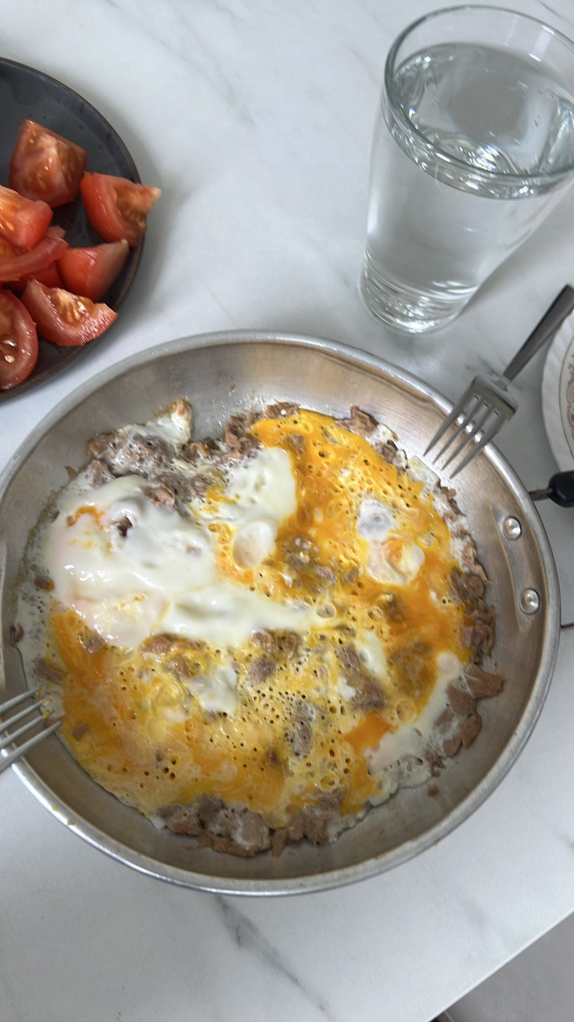 Ägg och kött med tomat