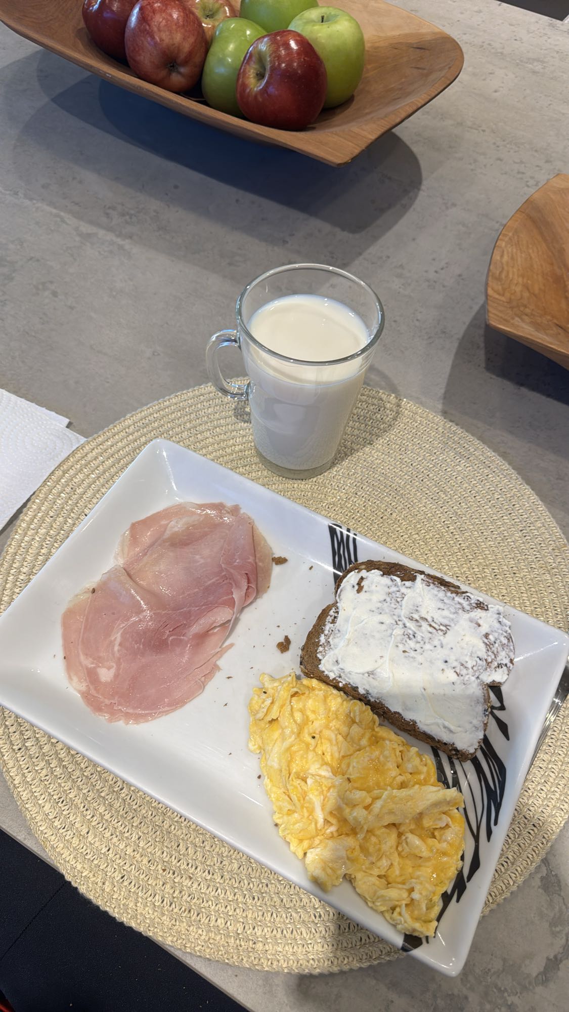Desayuno con huevo y jamón