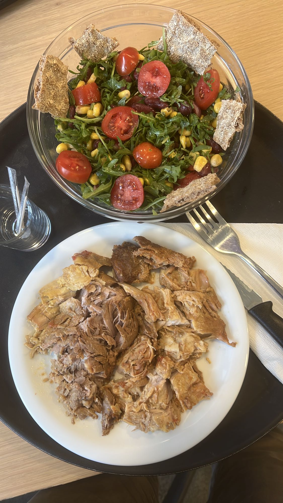 Σαλάτα και χοιρινό