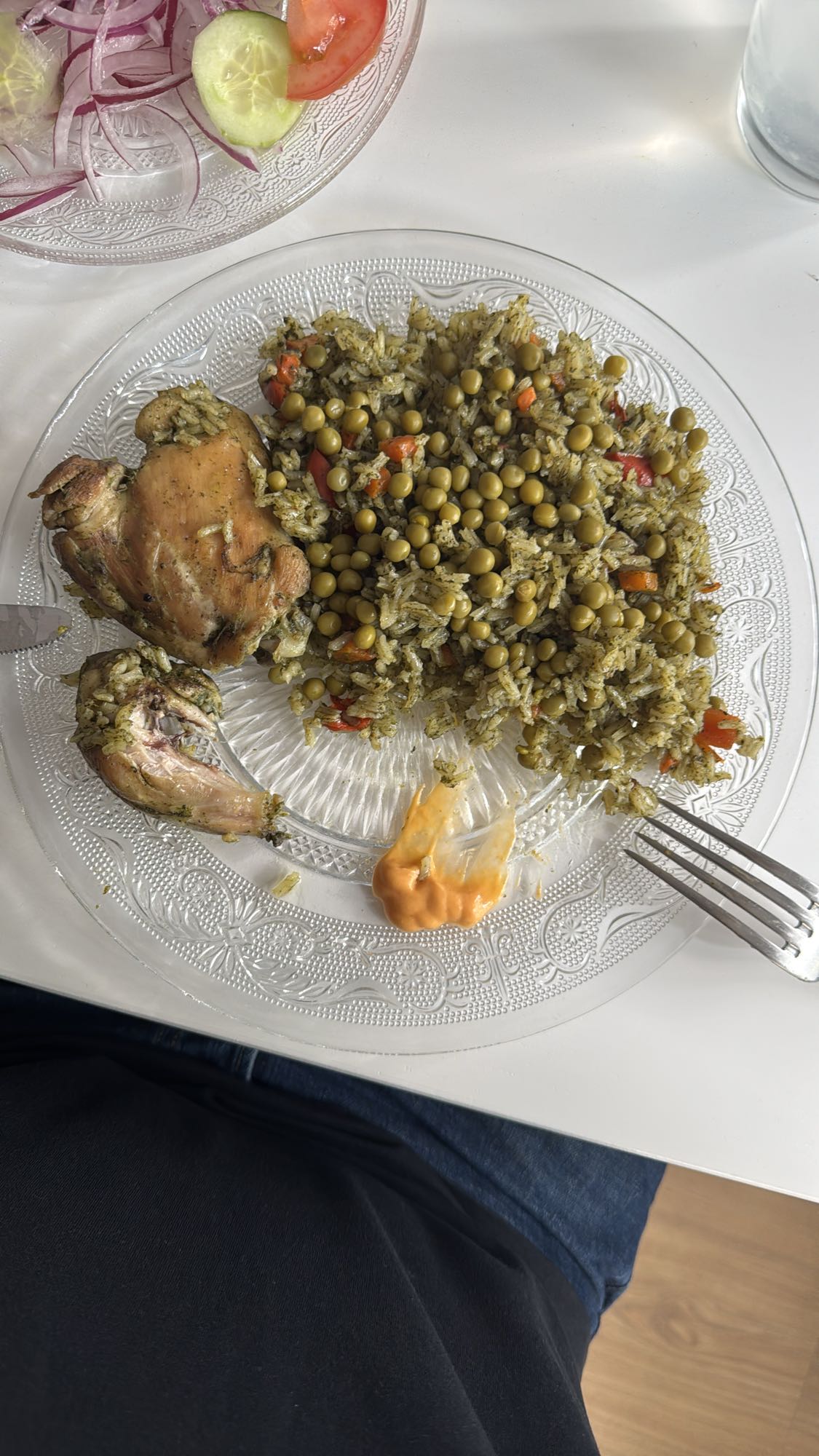 Arroz con pollo y ensalada