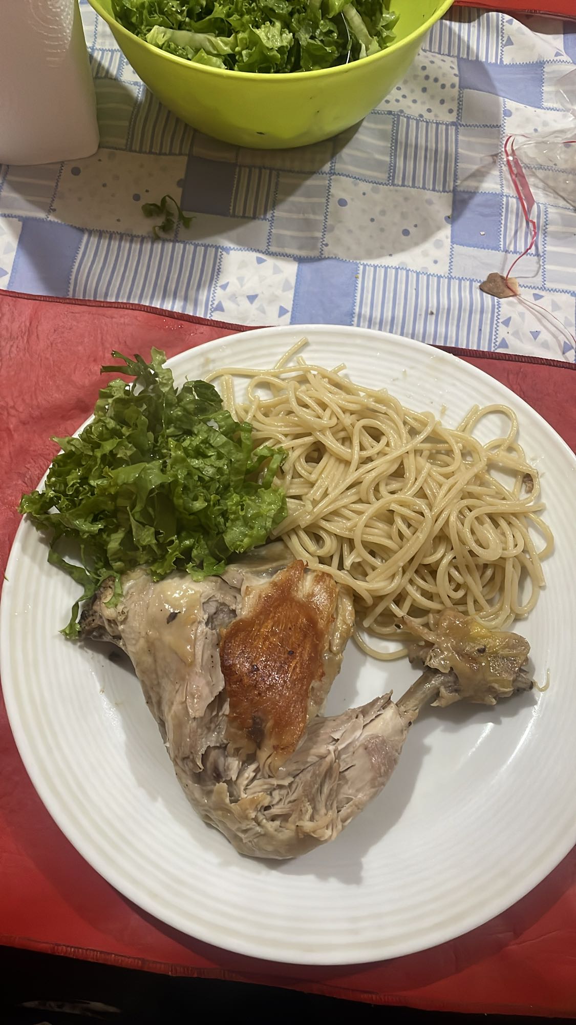 Pollo con pasta y lechuga