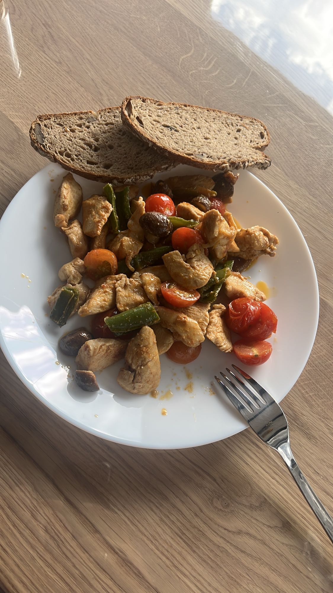 Tavuklu sebzeli tabak