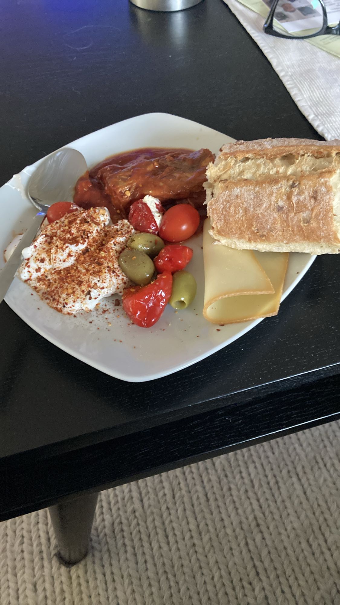 Medelhavstallrik med kvarg och makrill