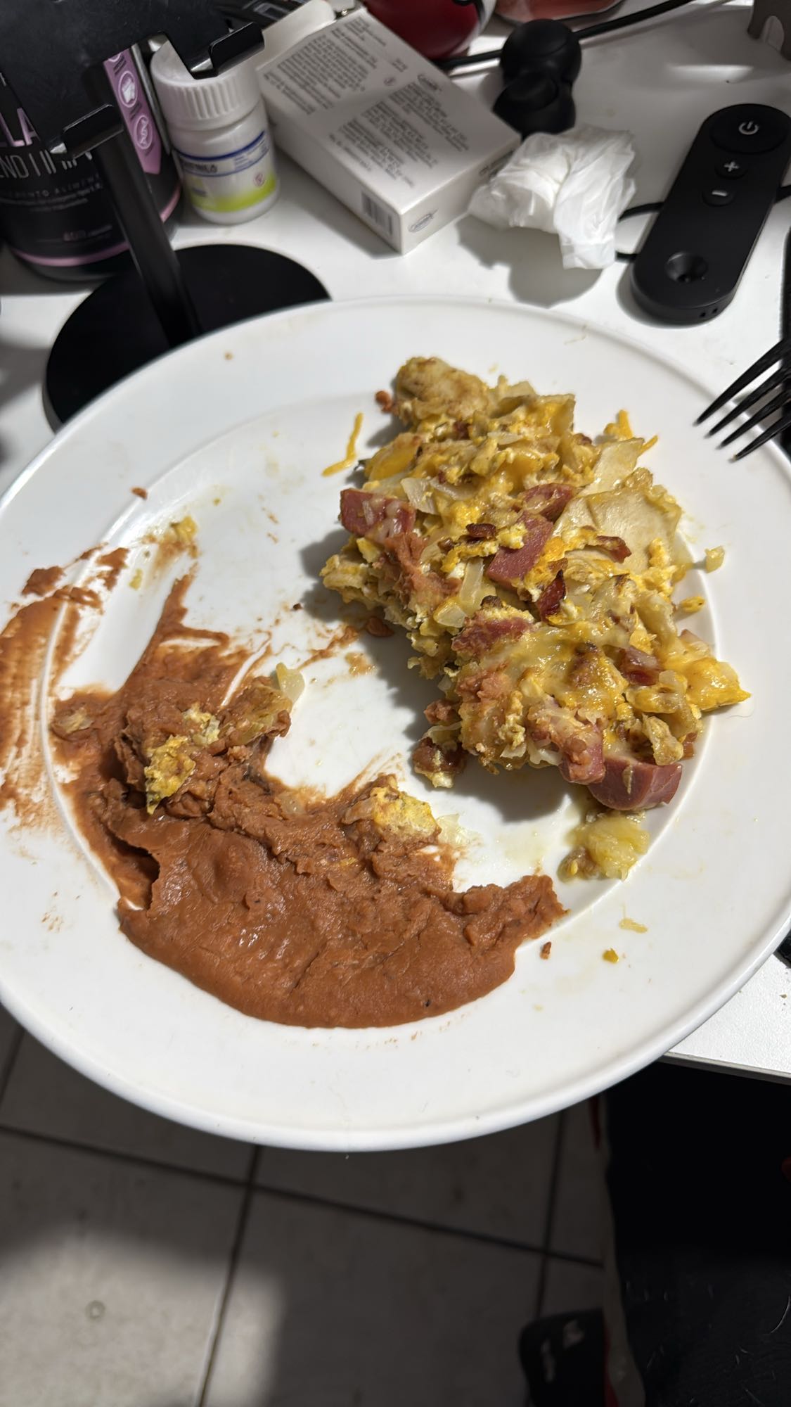 Huevos con salchicha, tocino y pan pita