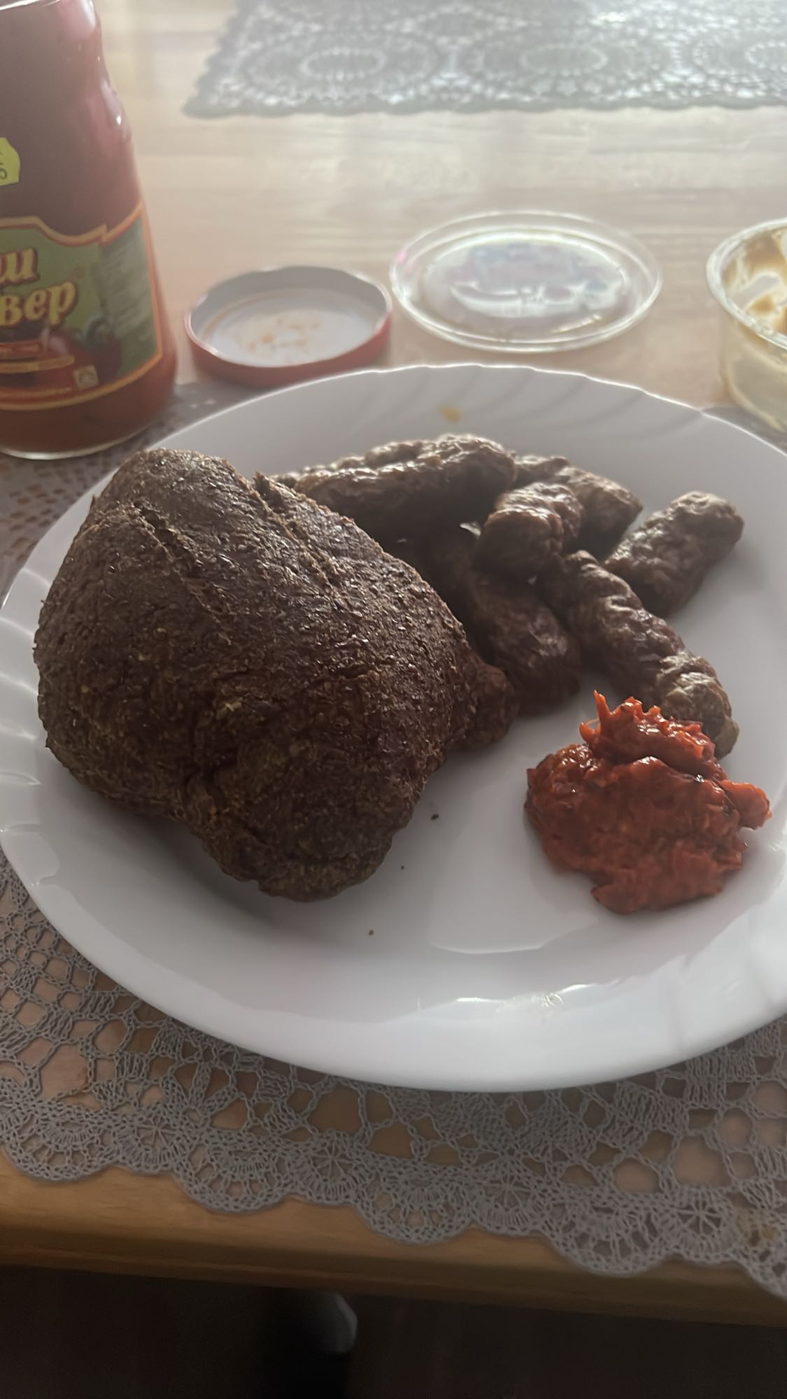 Ćevapi sa hlebom i ajvarom