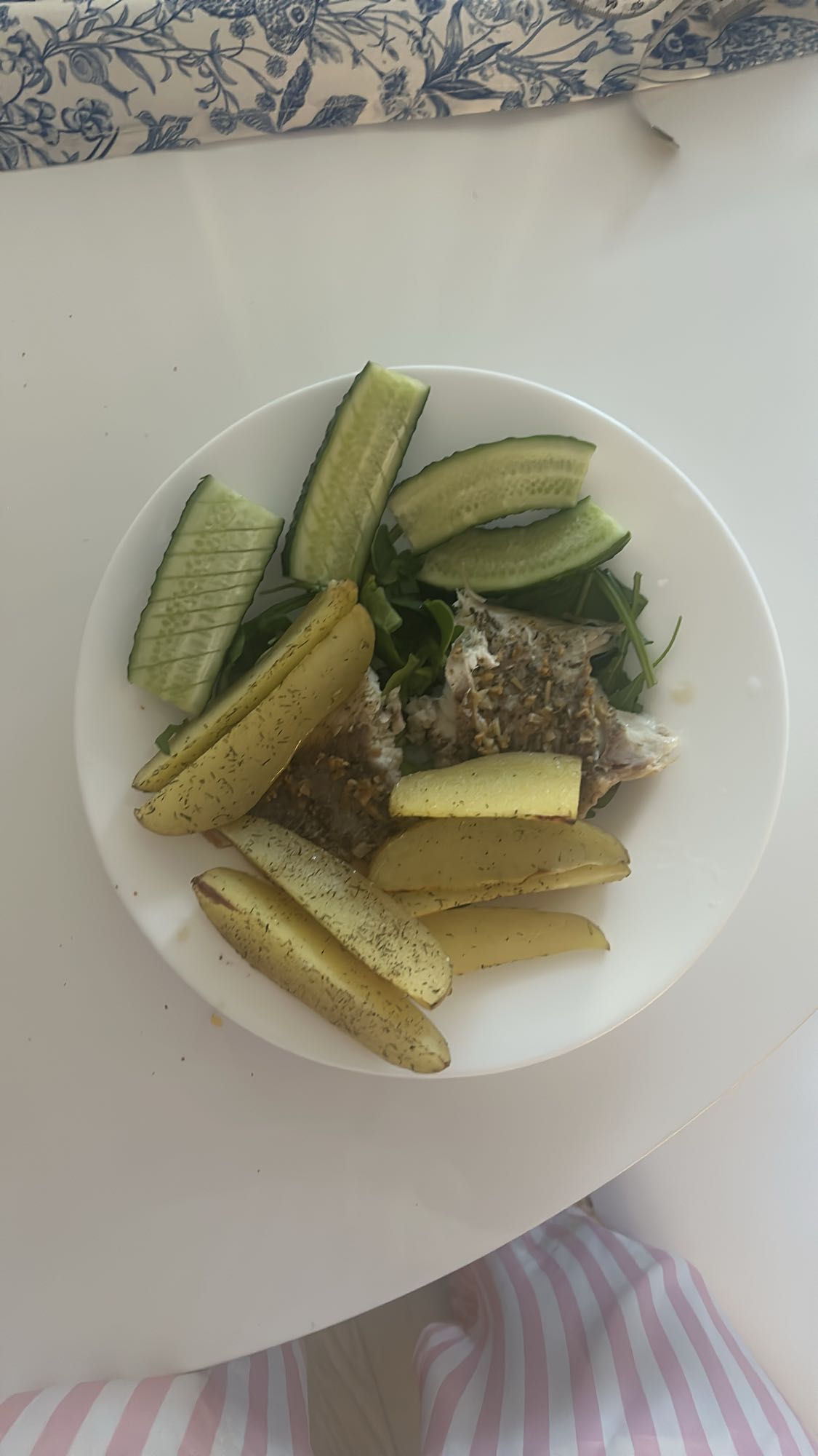 Рыба с картофелем и огурцом