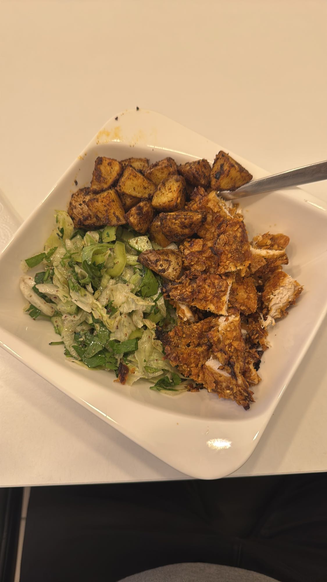 Ofenhähnchen mit Ofenkartoffeln und grünem Salat