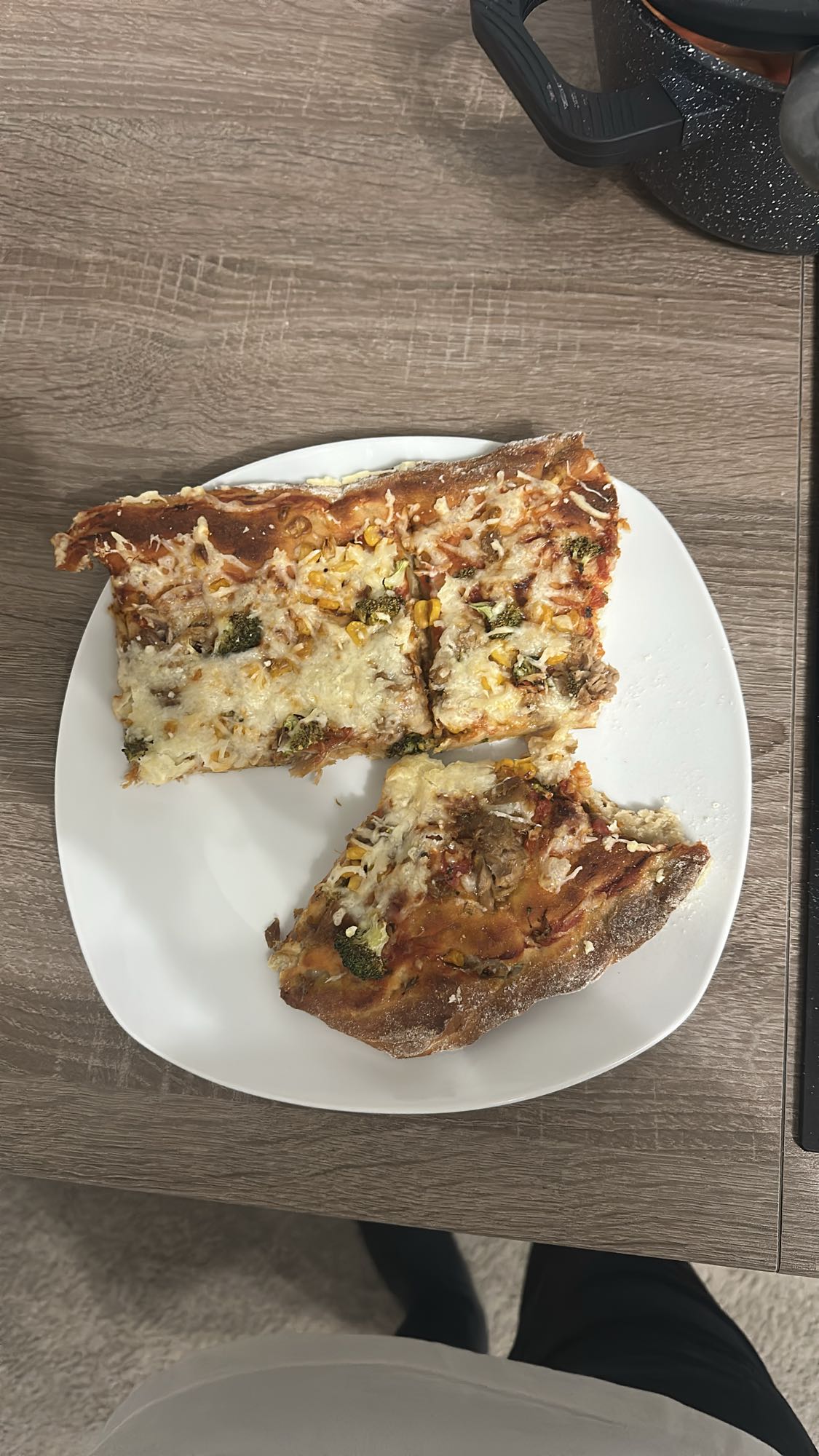 Dinkel Pizza mit Thunfisch, Brokkoli und Mais