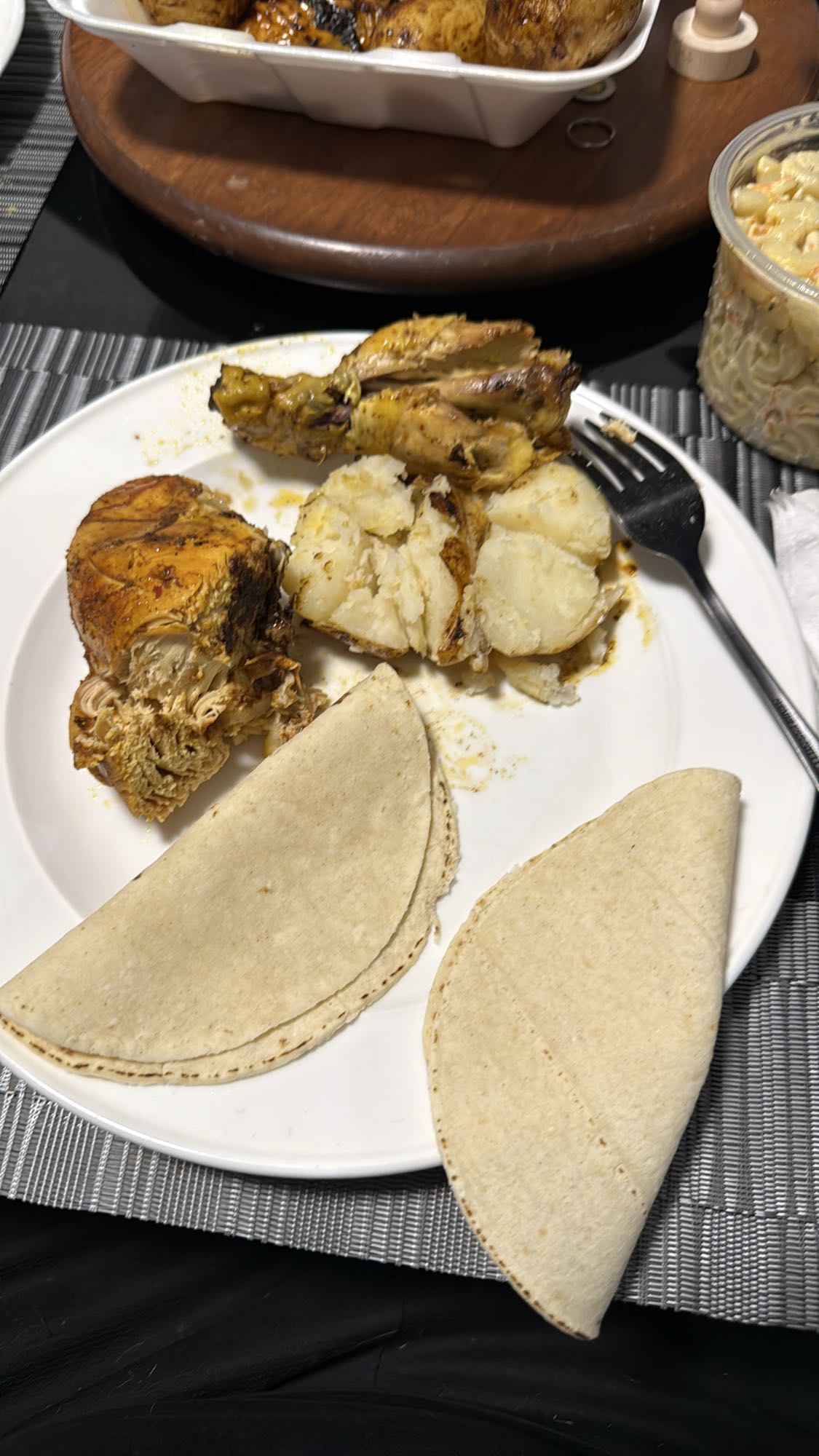 Pollo con papas y tortillas