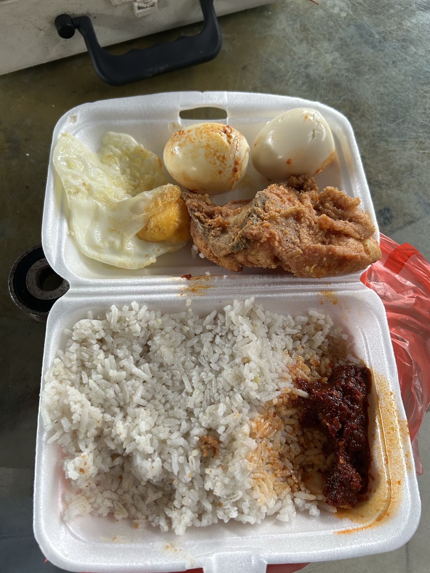Nasi dengan lauk campur
