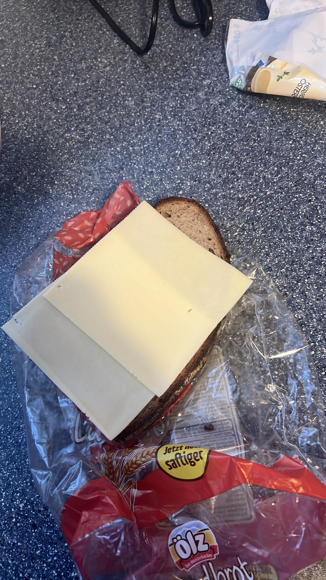 Käsebrot mit Salami