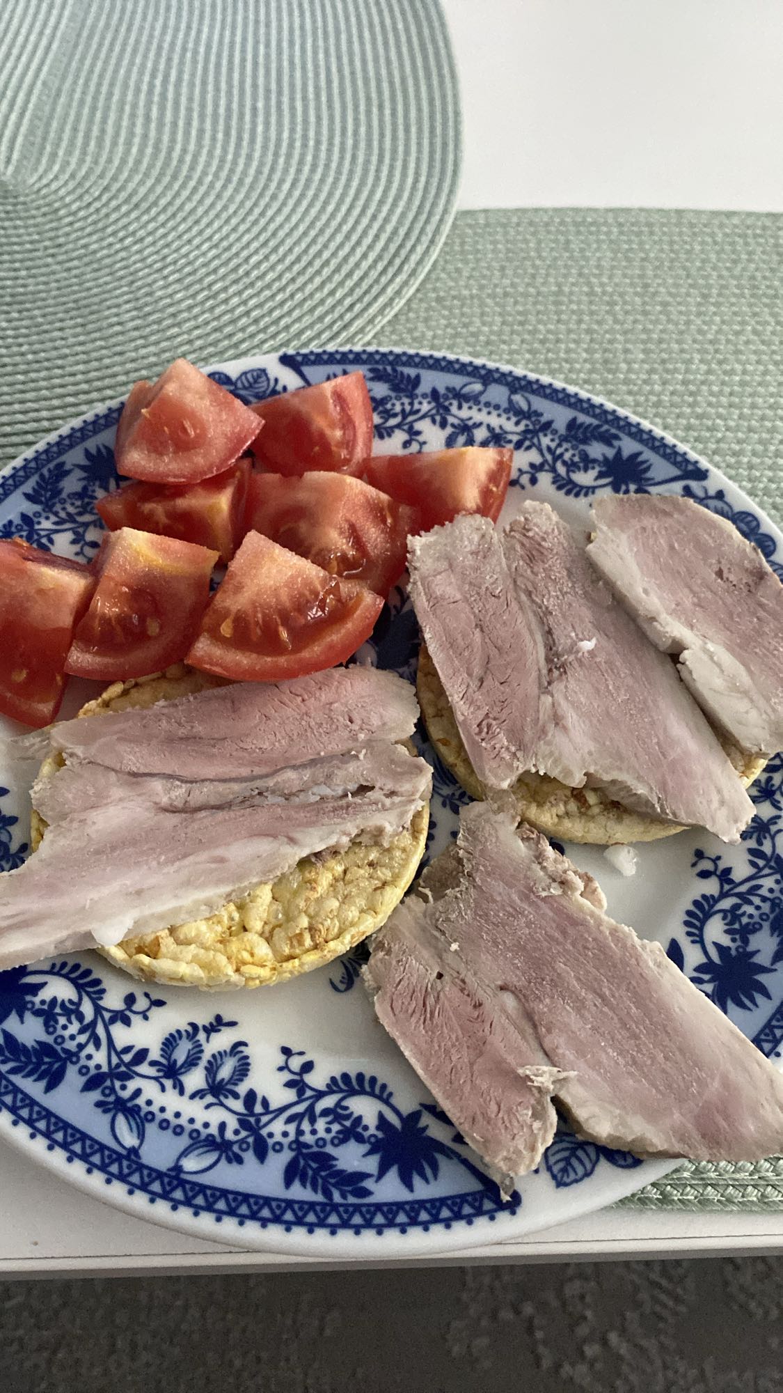 Wafle z indykiem i pomidorem