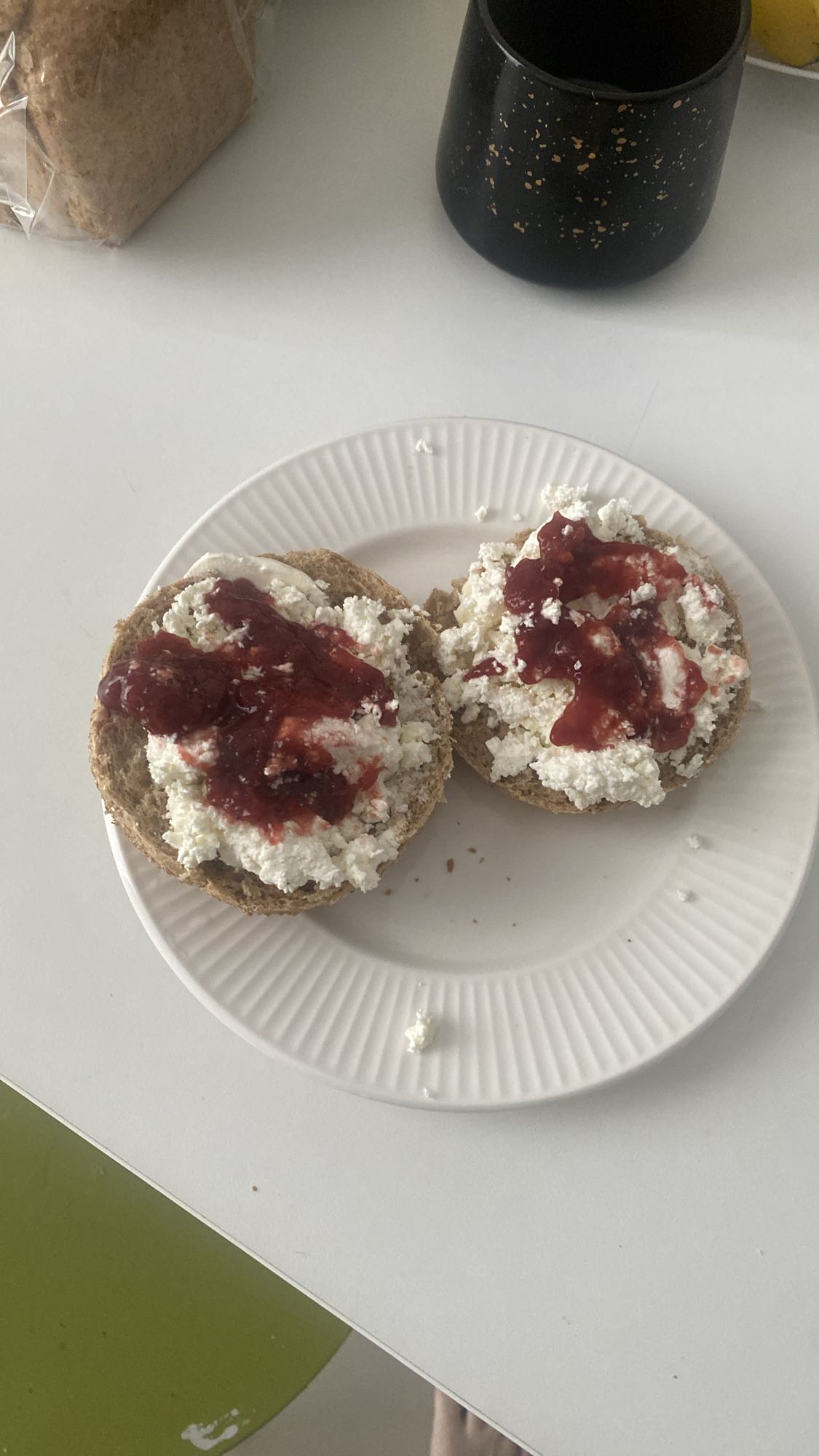 Bułka z twarogiem i dżemem