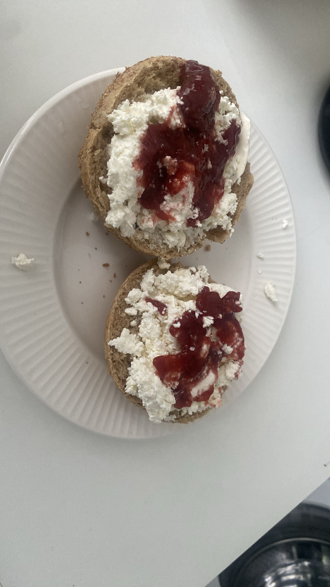 Bułka z twarogiem i dżemem