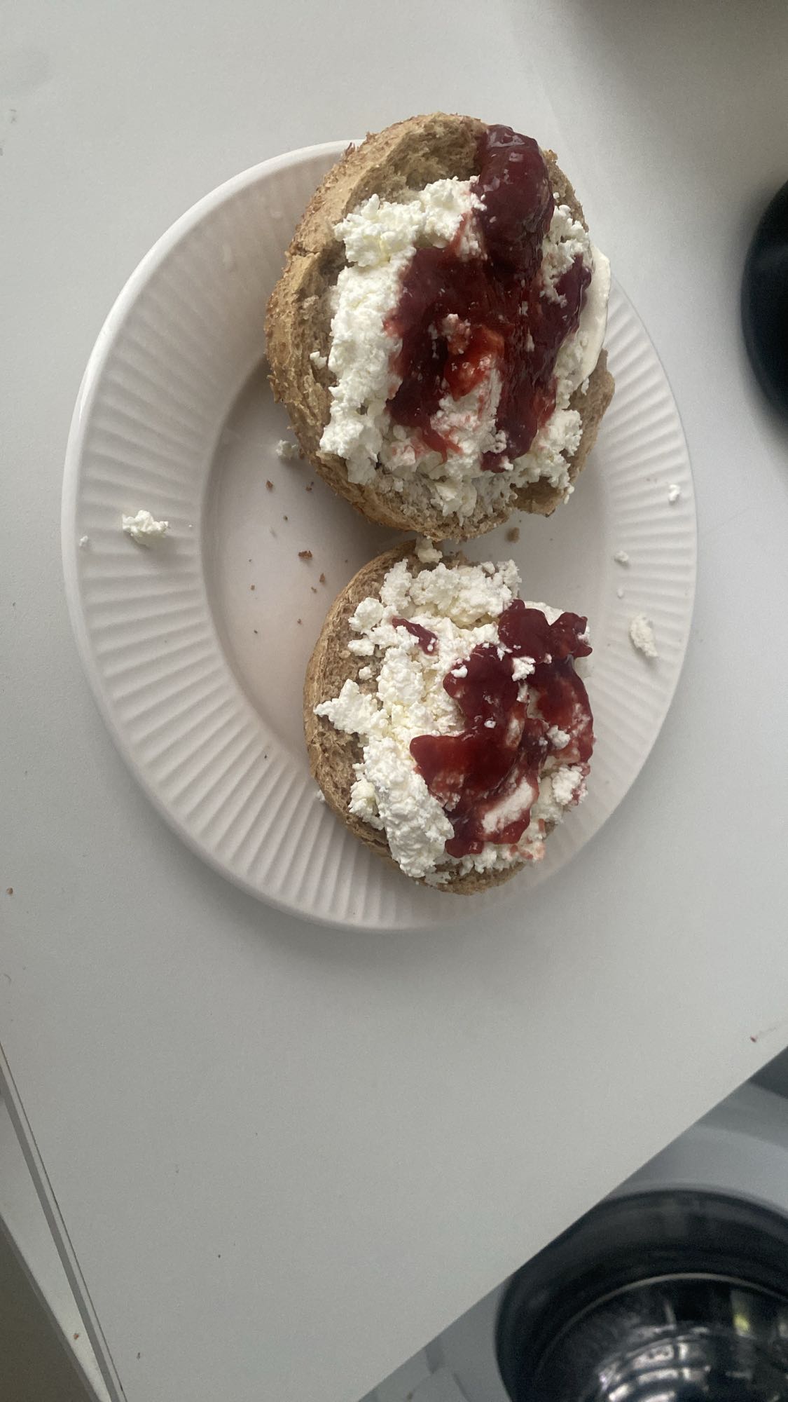 Bułka z twarogiem i dżemem