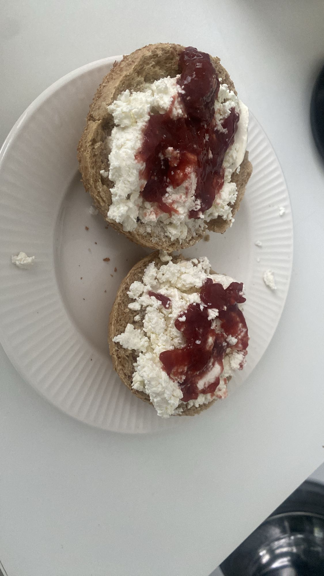 Bułka z twarogiem i dżemem