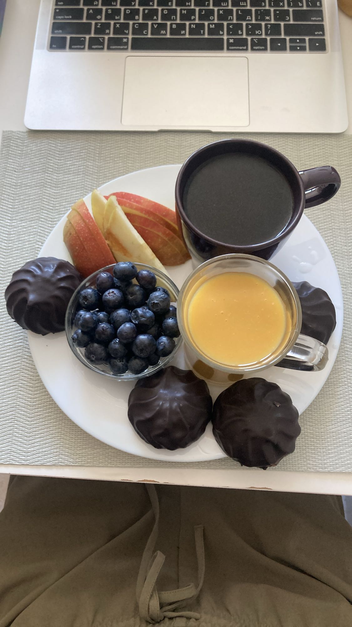 Fruit and dessert plate