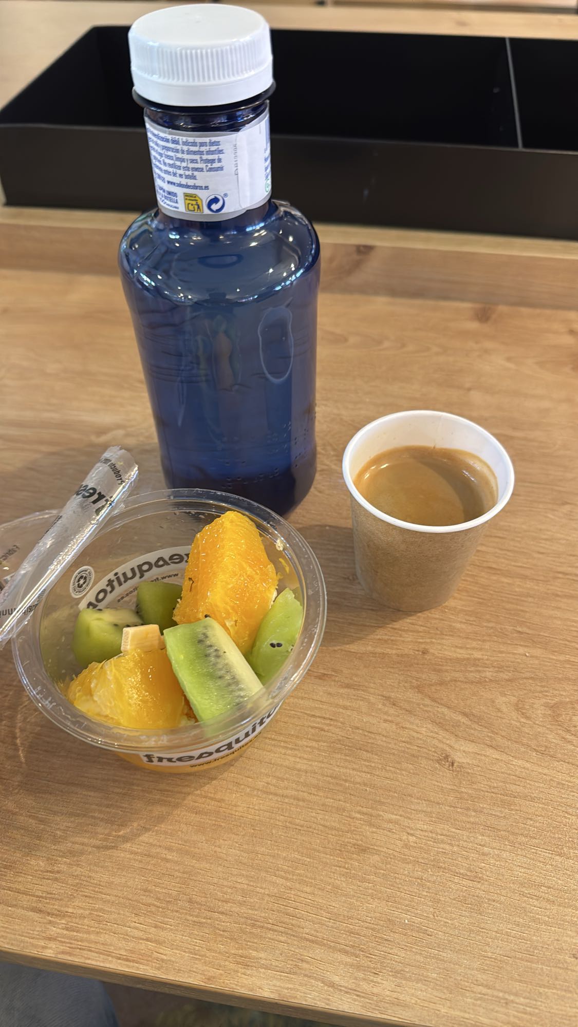 Fruta, café y agua