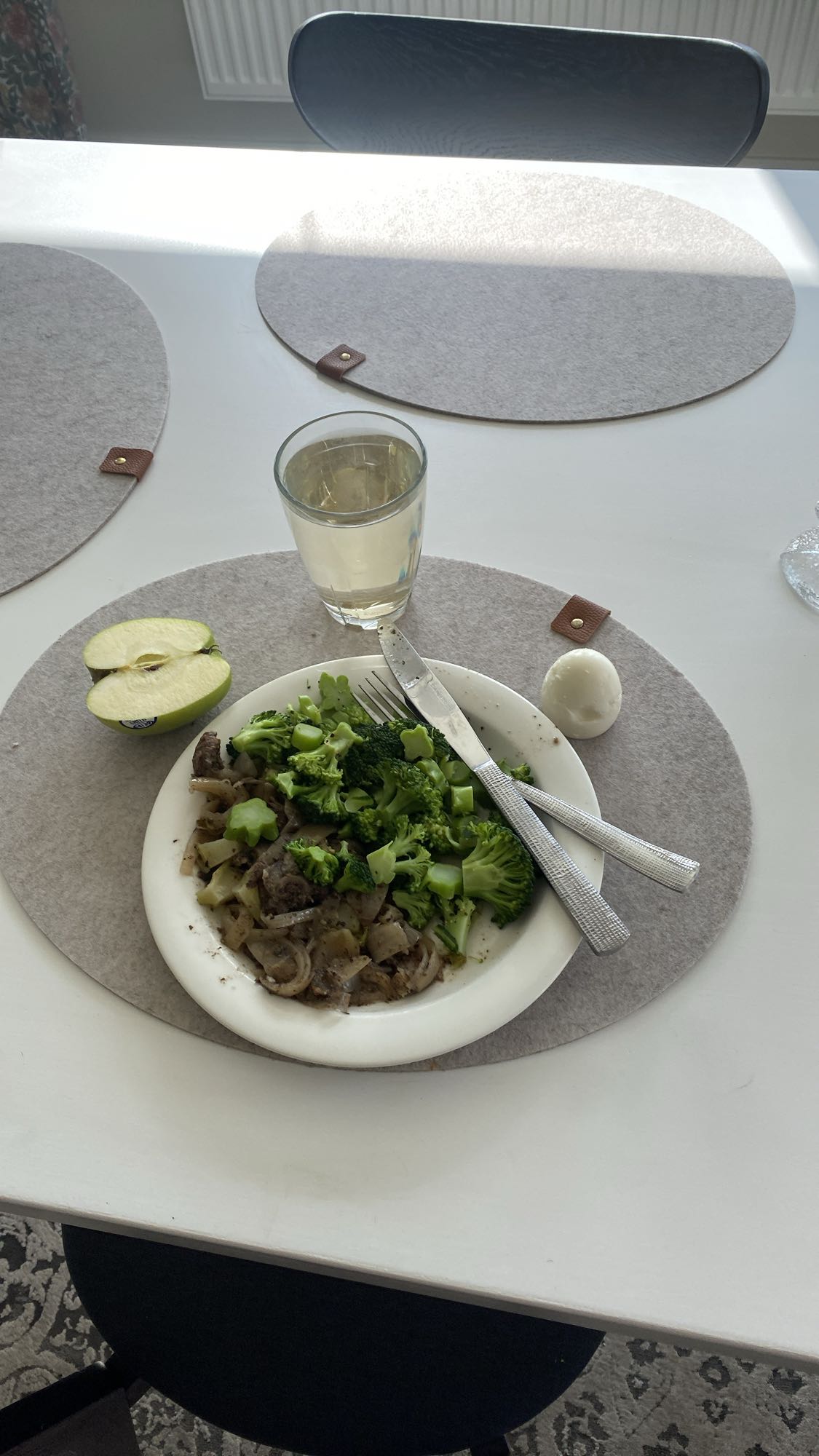 Kokt högrev med broccoli och ägghalva