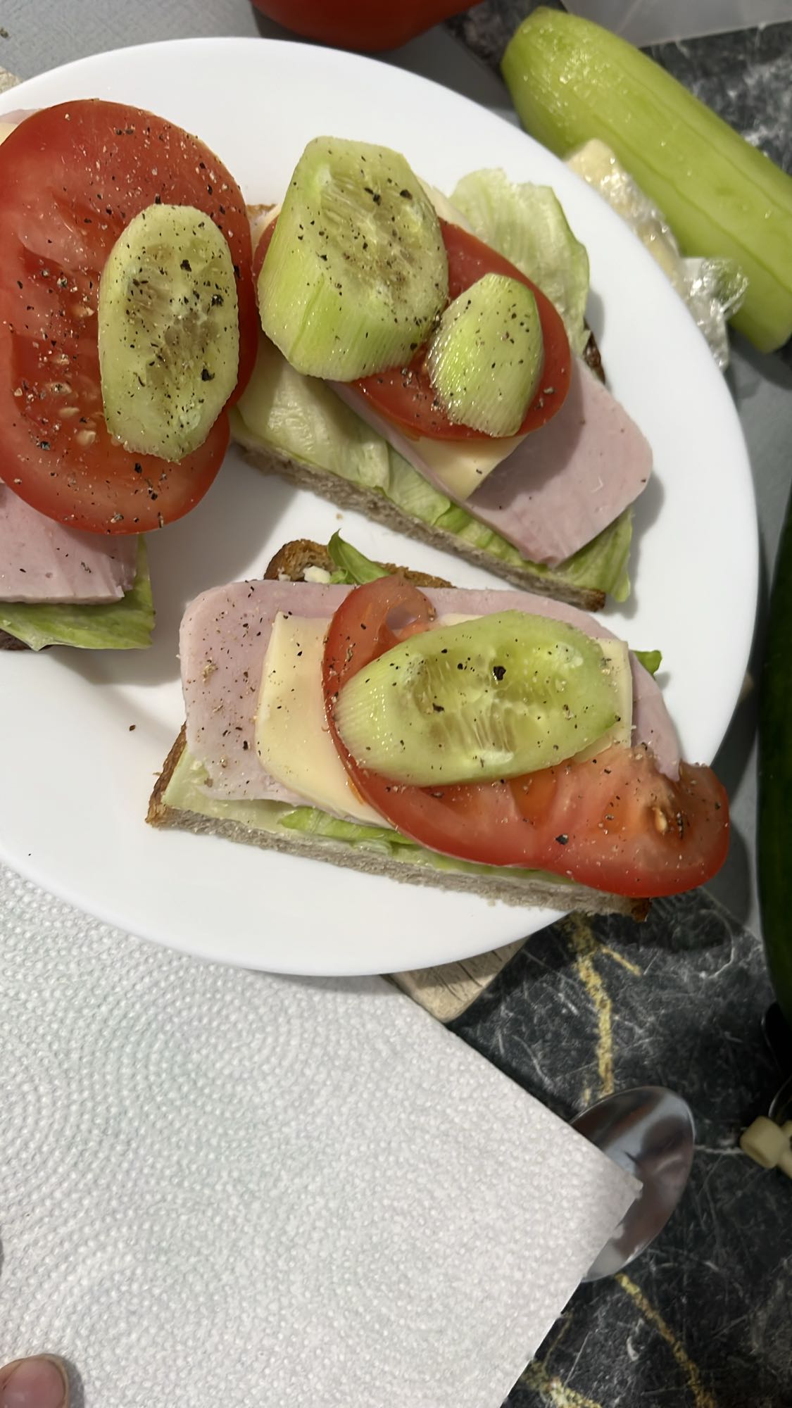 Kanapki z szynką i warzywami