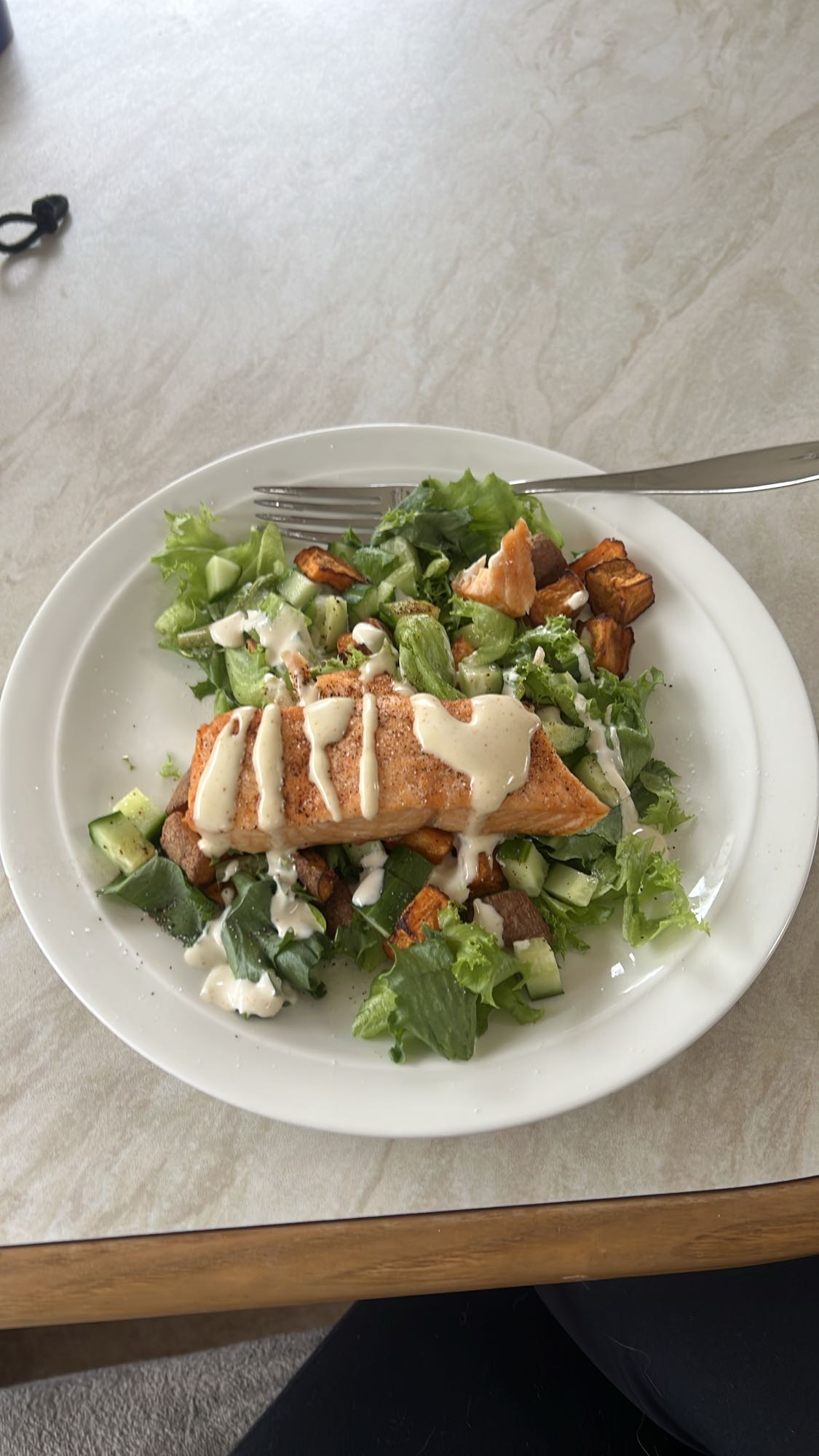 Lax- och grönsakssallad