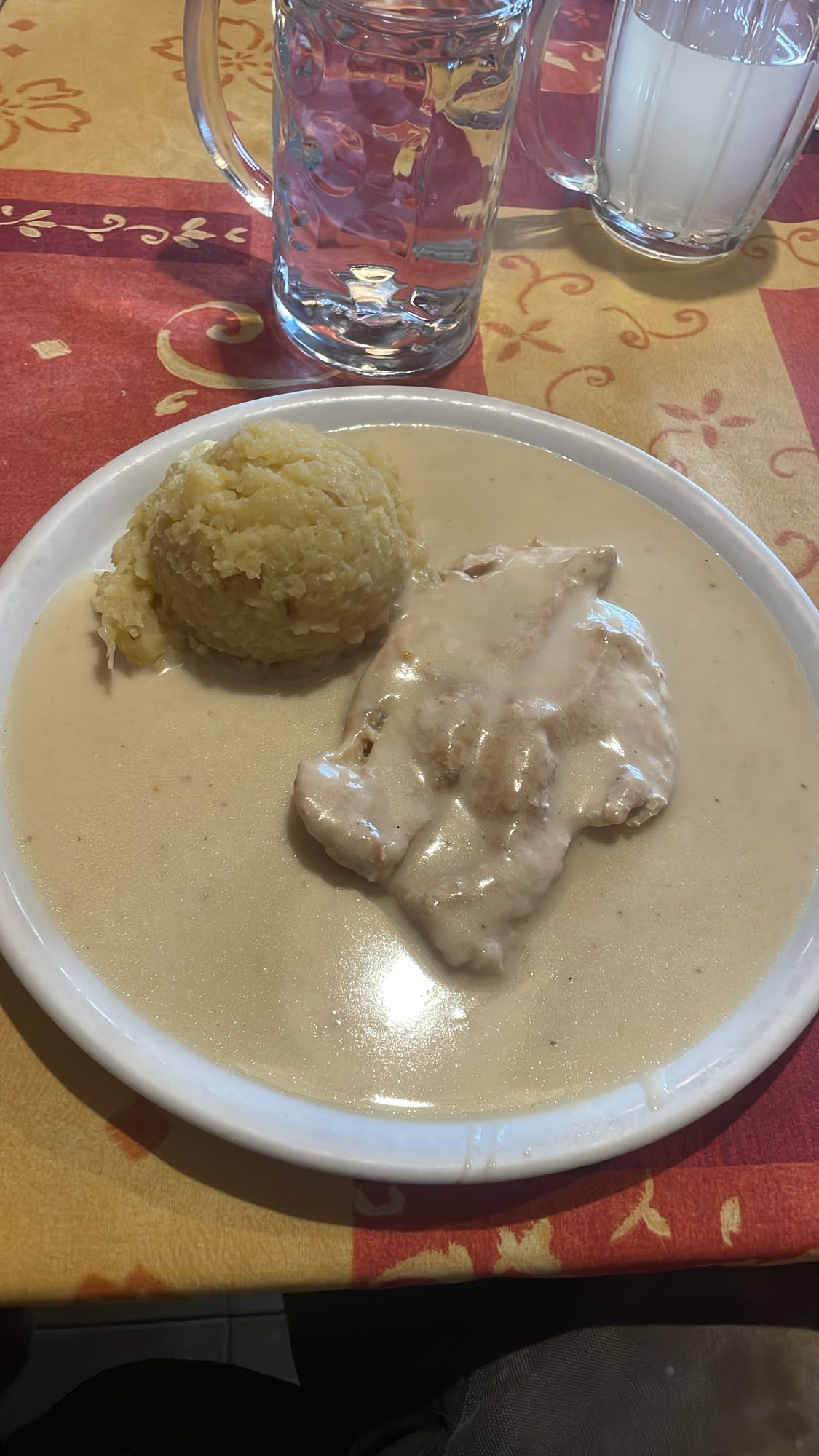 Piščanec v omaki s pirejem