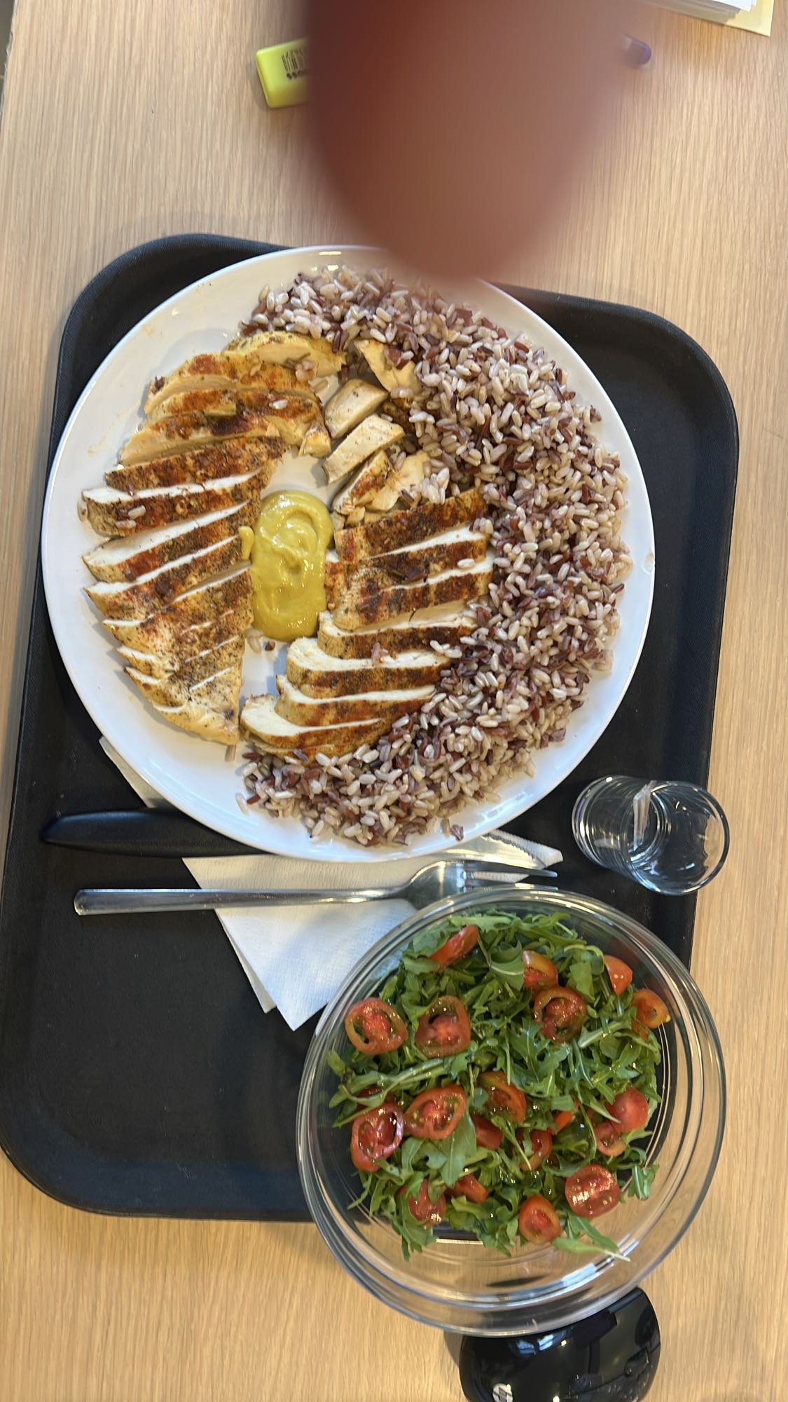 Κοτόπουλο με ρύζι και σαλάτα