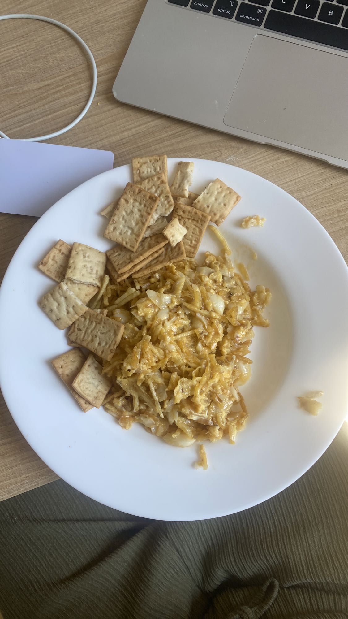 Huevos con bacalao, patatas paja, regañas y plátano