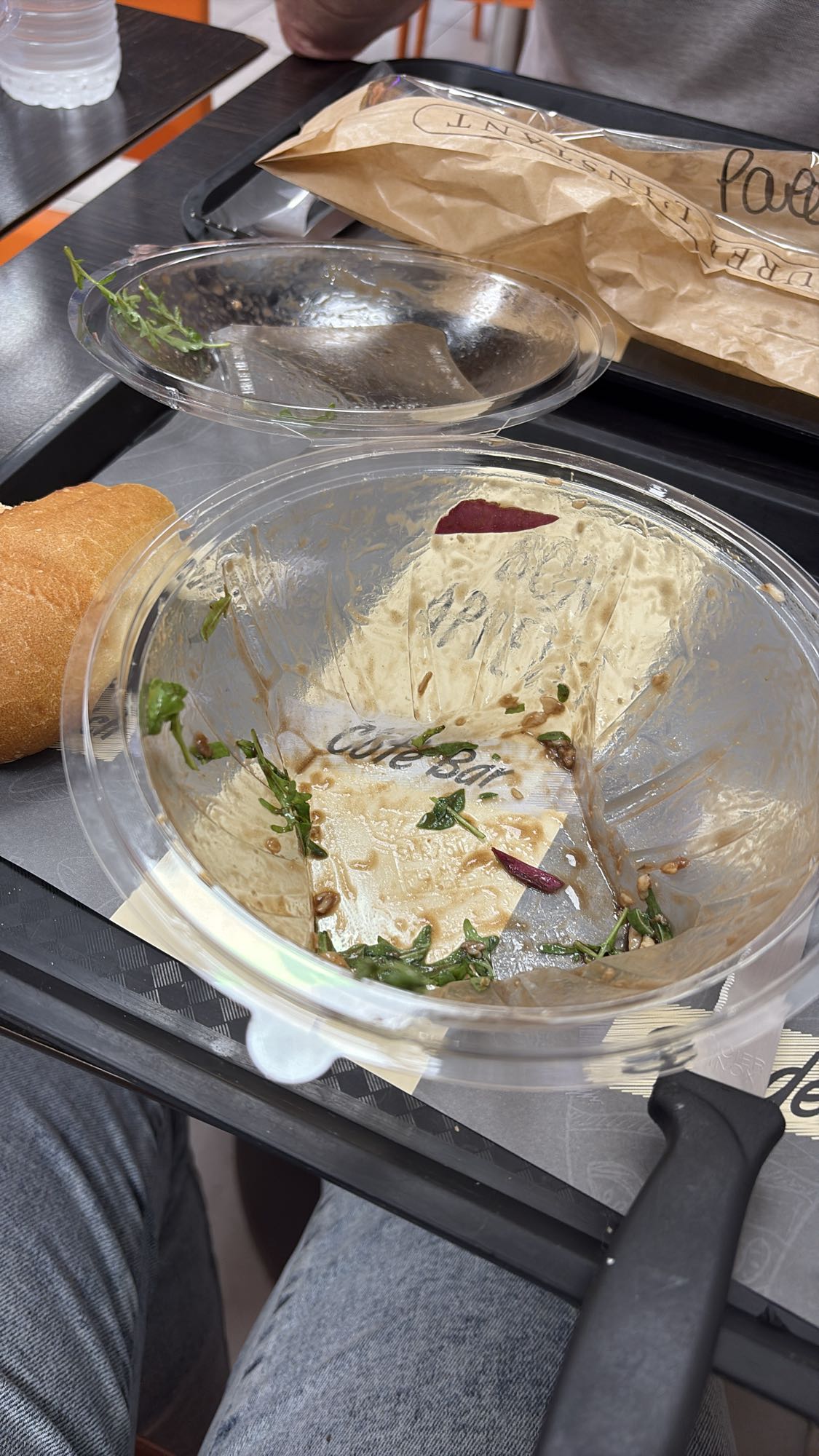 Salade verte et poulet avec pain et fromage blanc